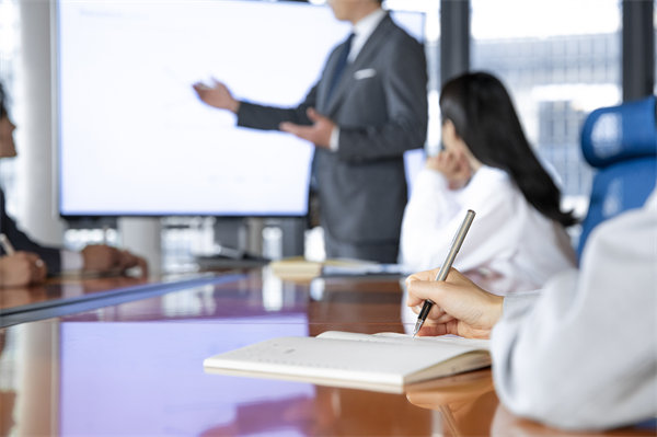 如何保證企業(yè)的年度工作方向與經(jīng)營目標保持一致？
