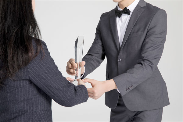 績效管理中，如何激勵(lì)優(yōu)秀員工，又幫助其提升？
