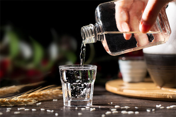 白酒遇冷，集體“降度”，關(guān)聯(lián)企業(yè)有何營銷啟示？