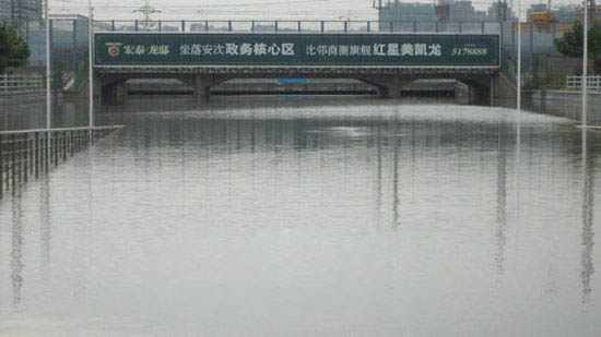 暴雨淹沒(méi)了新開(kāi)路地道橋。長(zhǎng)城網(wǎng)